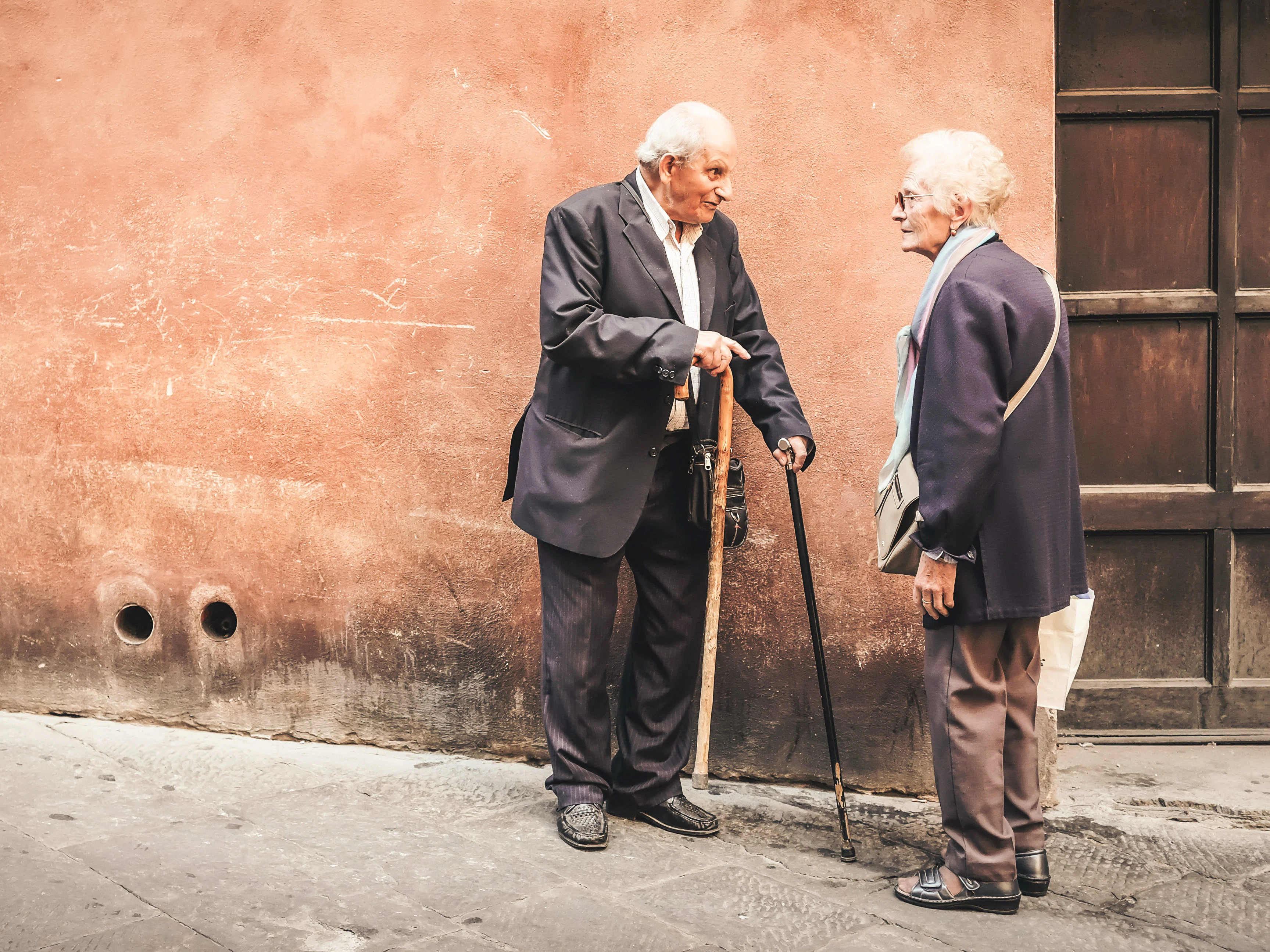Two old people chatting on an Italian street | Crosta & Mollica
